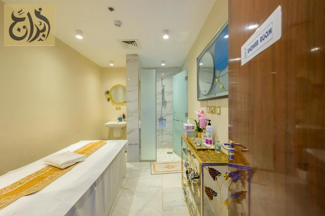 Spa treatment room with en-suite shower room at Abraj Suites Hotel Doha